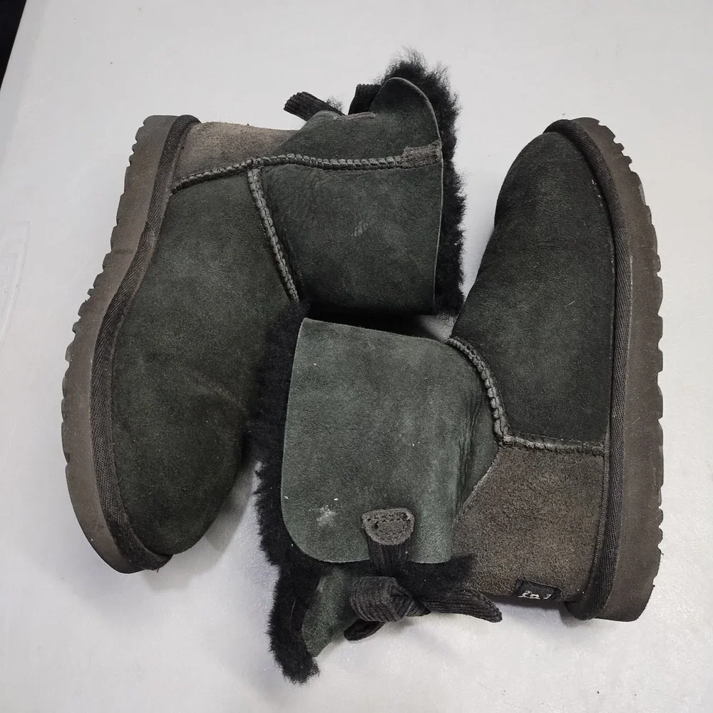 UGG Mini Bailey Bow Winter Snow Boots Womens US 6 Black Sheepskin Lined Comfort